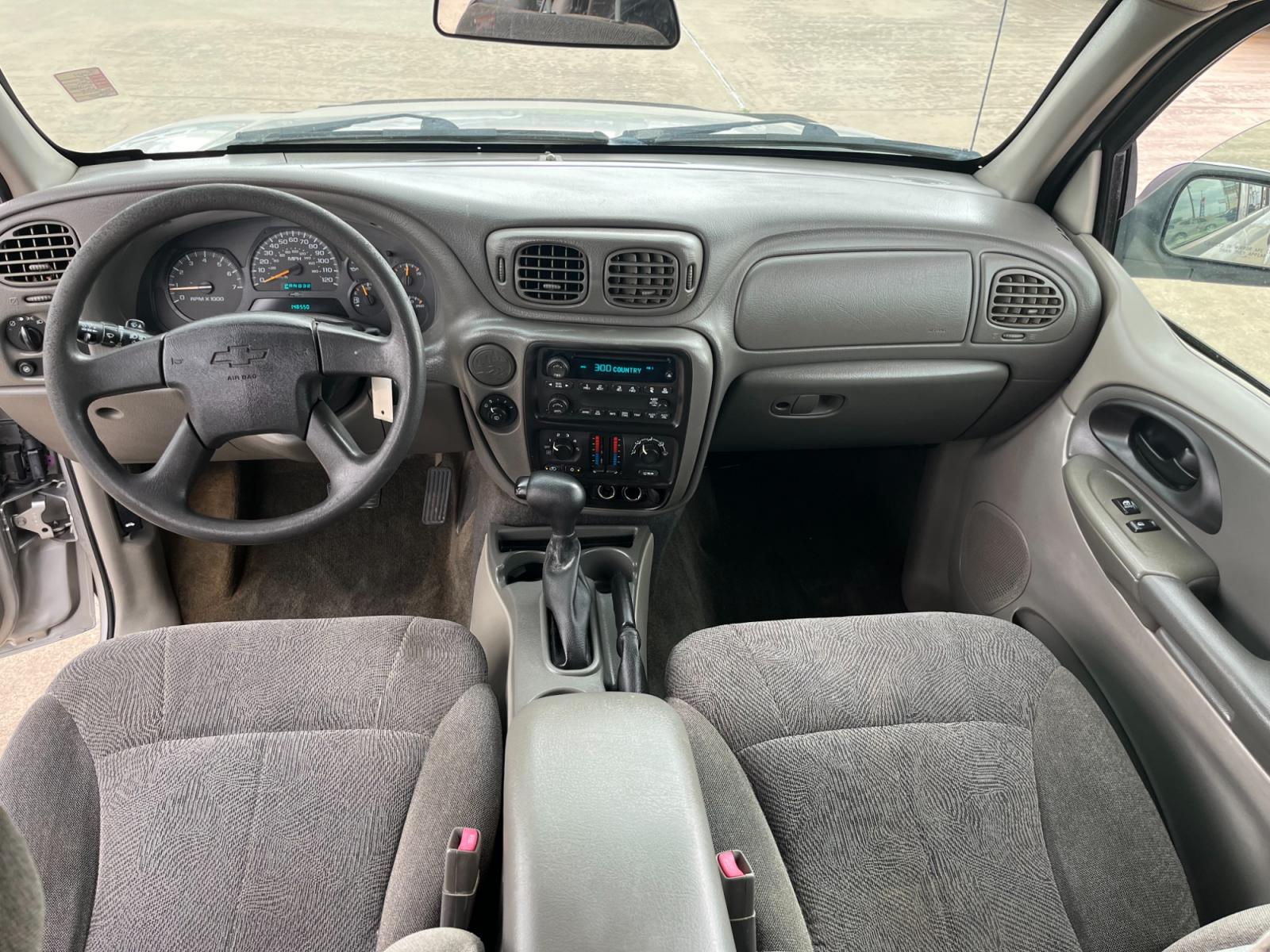 2004 SILVER /black Chevrolet TrailBlazer LS 2WD (1GNDS13S242) with an 4.2L L6 DOHC 24V engine, 4-Speed Automatic Overdrive transmission, located at 14700 Tomball Parkway 249, Houston, TX, 77086, (281) 444-2200, 29.928619, -95.504074 - Photo #10